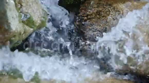 干净的山上的饮用水流动溅起石头视频的预览图