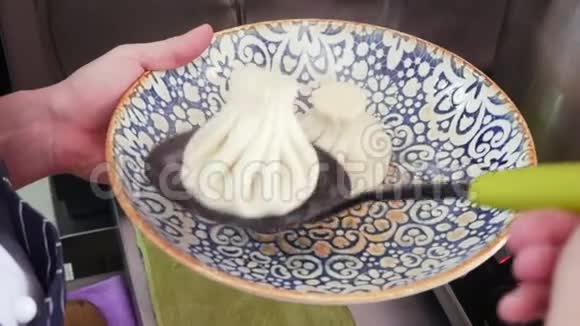 厨师把刚煮熟的卡其利放在盘子里传统的格鲁吉亚菜视频的预览图
