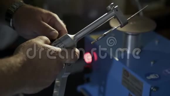 特写工人在磨石上磨指甲剪慢镜头微光场景视频的预览图