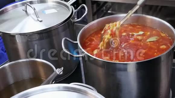 一个餐馆的厨师在一个大平底锅里混合了一杯罗宋汤视频的预览图