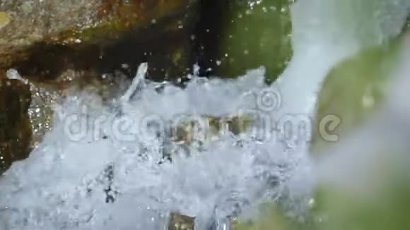 冰面的水从山上流出视频的预览图