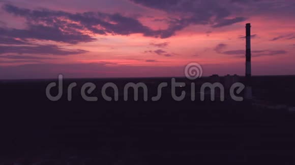 夏季红橙色日落时基辅夜景的空中拍摄视频的预览图