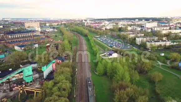 铁路旅行火车开走了大城市春季鸟瞰图视频的预览图