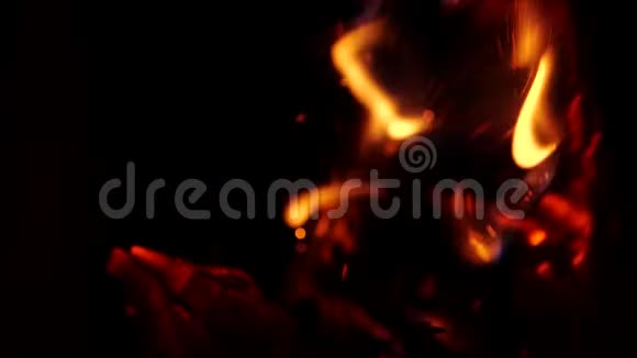 篝火在夜间燃烧在烤架中燃烧木头和烟雾的缓慢运动烹饪美味的午餐或视频的预览图