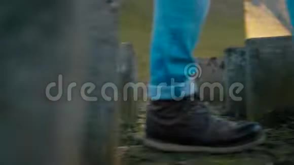 春季男子在石间靴子行走的特写镜头视频的预览图