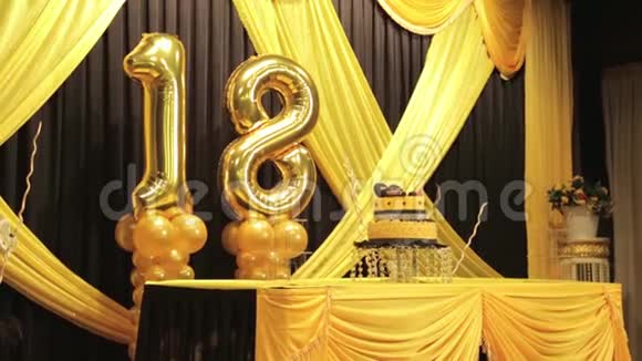 18岁生日快乐金色气球带蛋糕和舞台装饰视频的预览图