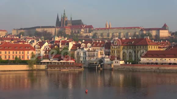 旧城景四月初晨捷克共和国布拉格视频的预览图