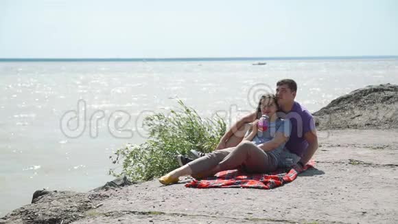 夏日海上野餐的年轻夫妇视频的预览图