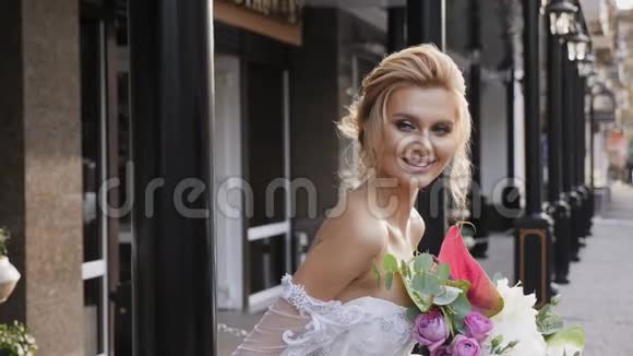 一位美丽的新娘在城里捧花的肖像视频的预览图