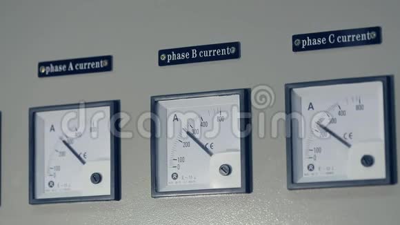 工业电压表工厂配有电压表的面板视频的预览图