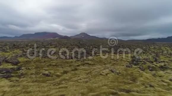 火山熔岩形成冰岛的风景鸟瞰图视频的预览图