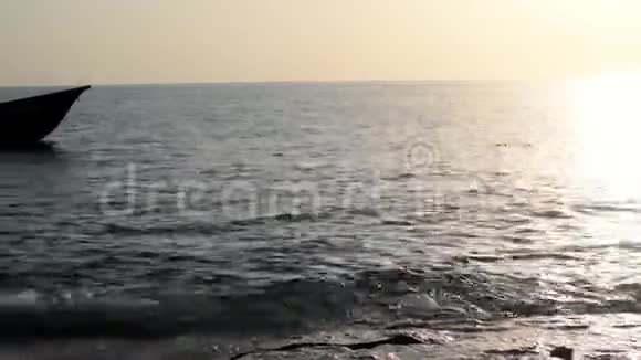 在金色黄昏的地平线上日落时分船渡平静的水面宁静的美丽景色视频的预览图