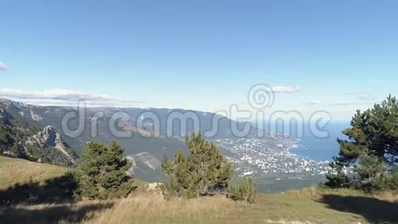 从山顶可以看到美丽的景色在靠近大海的小城市里群山环绕绿树成荫视频的预览图