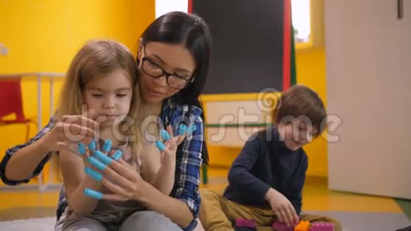 幼儿教师和女孩玩玩具视频的预览图