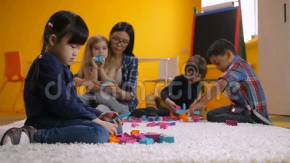 亚洲小女孩玩积木视频的预览图