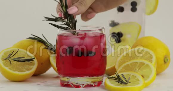 加入柠檬片迷迭香吸管加入苏打水柠檬水红鸡尾酒视频的预览图