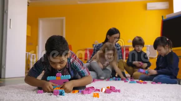 积极的男孩创造建筑玩具砖视频的预览图
