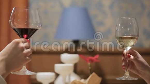 一对年轻夫妇在餐馆里用酒杯和香槟祝酒两个人在聚会上举杯视频的预览图