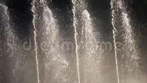 公园内自流喷泉缓慢运动的细节视频的预览图