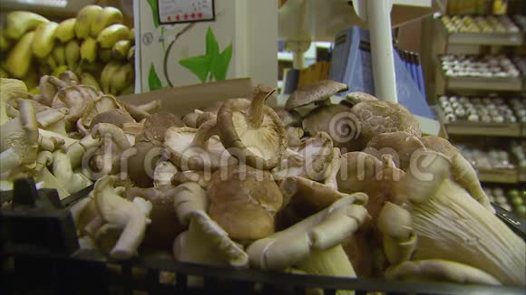 超市里的蘑菇视频的预览图