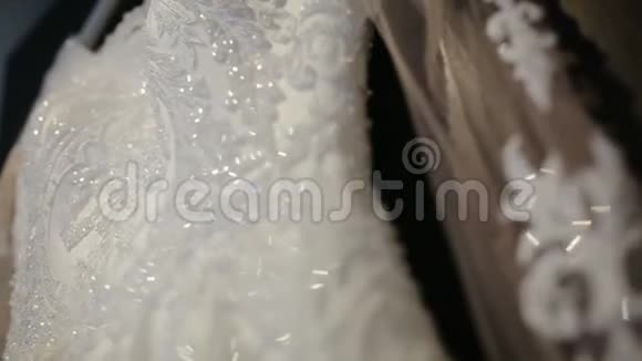 婚纱的特写带有火花婚纱的花边视频的预览图