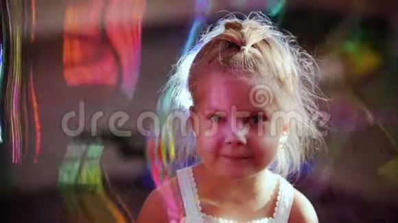 一个金发小女孩在一个巨大的泡泡里表达着喜悦儿童节视频的预览图