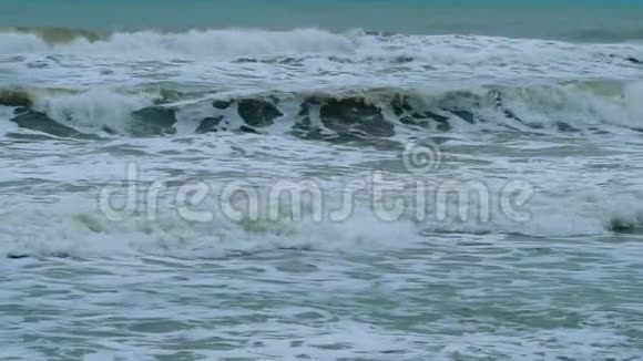 恶劣天气时暴风雨的海浪视频的预览图