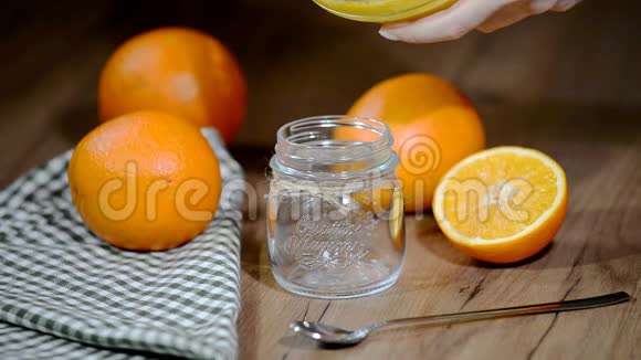 把橘汁倒入罐子里视频的预览图