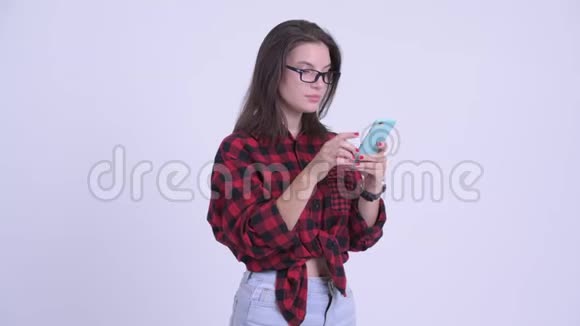 穿着时髦的年轻女人用电话接坏消息视频的预览图