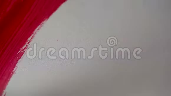 用画笔在白纸上描画用红色水彩特写纹理和背景视频的预览图
