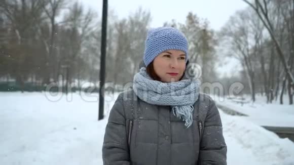 白雪皑皑的冬天伤心的女人独自在公园散步视频的预览图