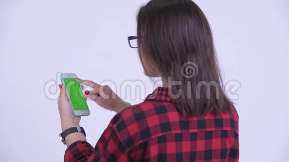 年轻潮女使用电话后景视频的预览图