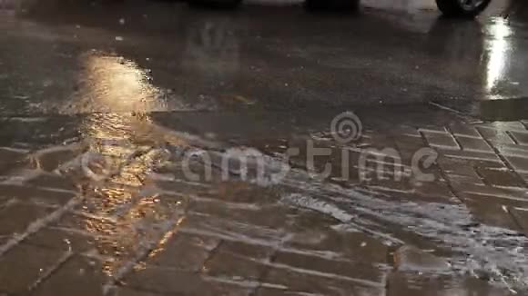 城市高峰时段的雨和路灯视频的预览图