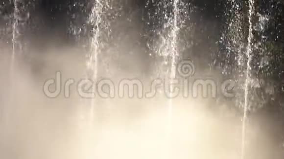 公园内自流喷泉缓慢运动的细节视频的预览图