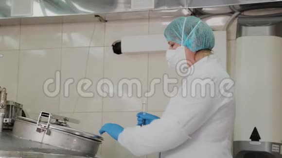 女科学家将原料放入反应堆中准备药品视频的预览图