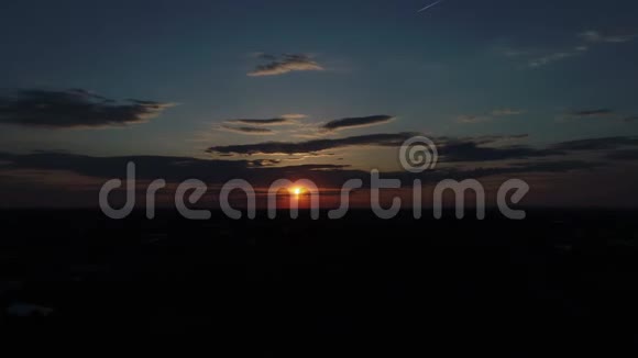 一架无人驾驶飞机看到的亚米希人农场的日落视频的预览图