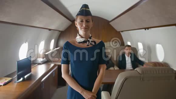 私人商务飞机机舱内空中小姐微笑着向镜头鼓掌视频的预览图