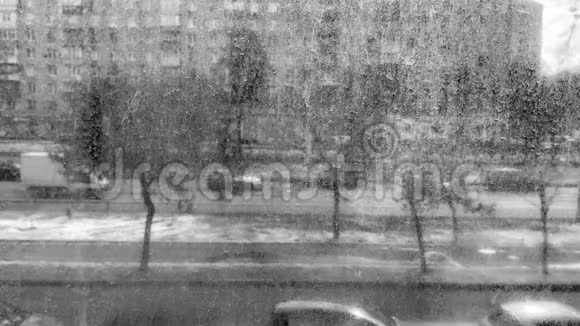 汽车穿过肮脏的黑白玻璃的街景视频的预览图