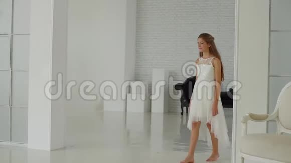 女孩在白色地板上向前走视频的预览图
