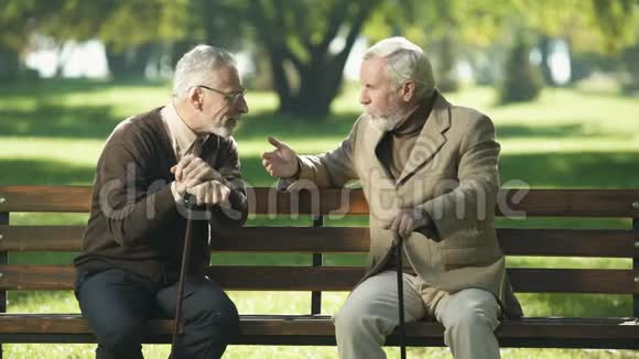 高级绅士和他的听力障碍老朋友谈话健康问题视频的预览图