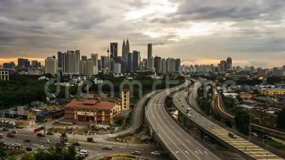 4K影像放映从左到右时间推移的吉隆坡城市天际线在彩色日落视频的预览图