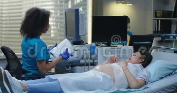医生完成孕妇超声检查视频的预览图