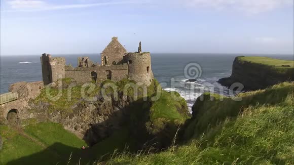 靠近海岸线的城堡视频的预览图