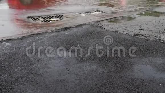强降雨时街道上的水流视频的预览图