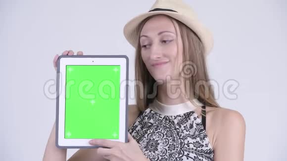 一位美丽的金发旅游女郎展示数码平板电脑视频的预览图