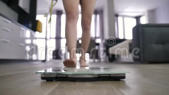 令人失望的体重对浴室秤的影响视频的预览图