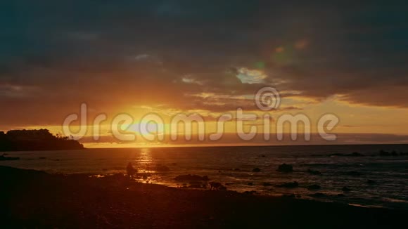 五彩缤纷的明亮戏剧日落黎明在海洋上太阳从地平线上升起用光线照亮大海视频的预览图