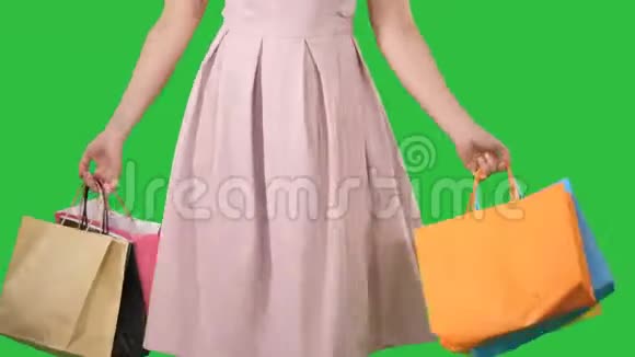 女人手里拿着购物袋打开绿色屏幕Chroma键视频的预览图