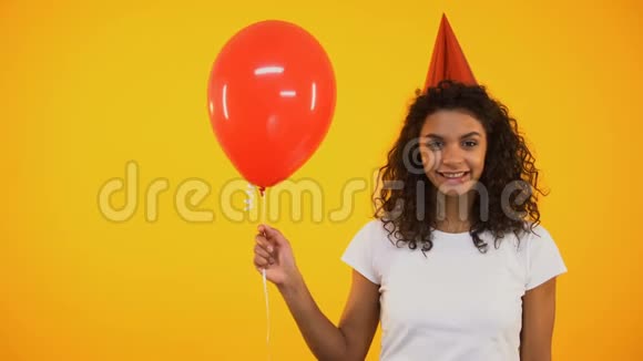 快乐的女孩子拿着红色的气球微笑生日庆祝快乐视频的预览图