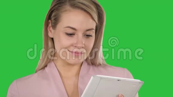 活跃的商业女性持有平板电脑在绿色屏幕铬键视频的预览图